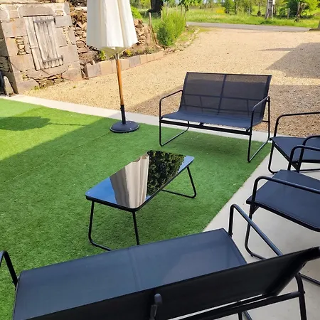 Maison Charmante A - 90 M² Avec Terrasse Alleuze